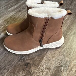 Khombu Brown Winter Boots with White Lining